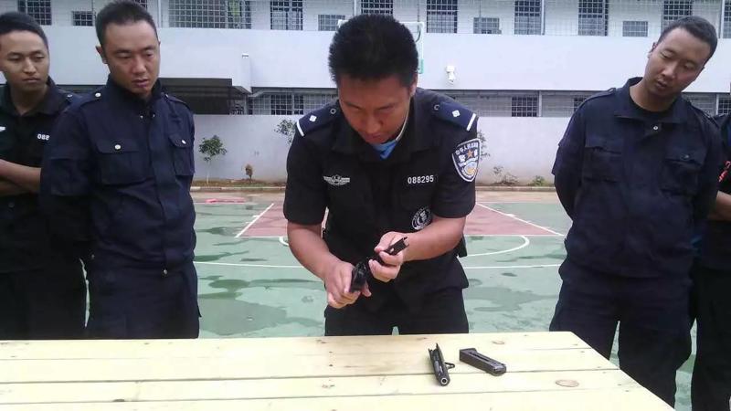 催淚劑噴面砍刀迎頭來(lái)