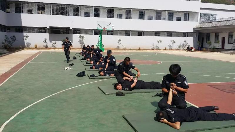 催淚劑噴面砍刀迎頭來(lái)