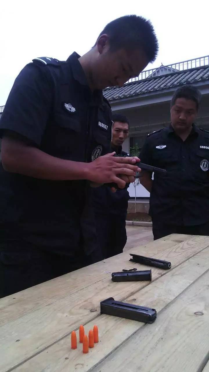 催淚劑噴面砍刀迎頭來(lái)